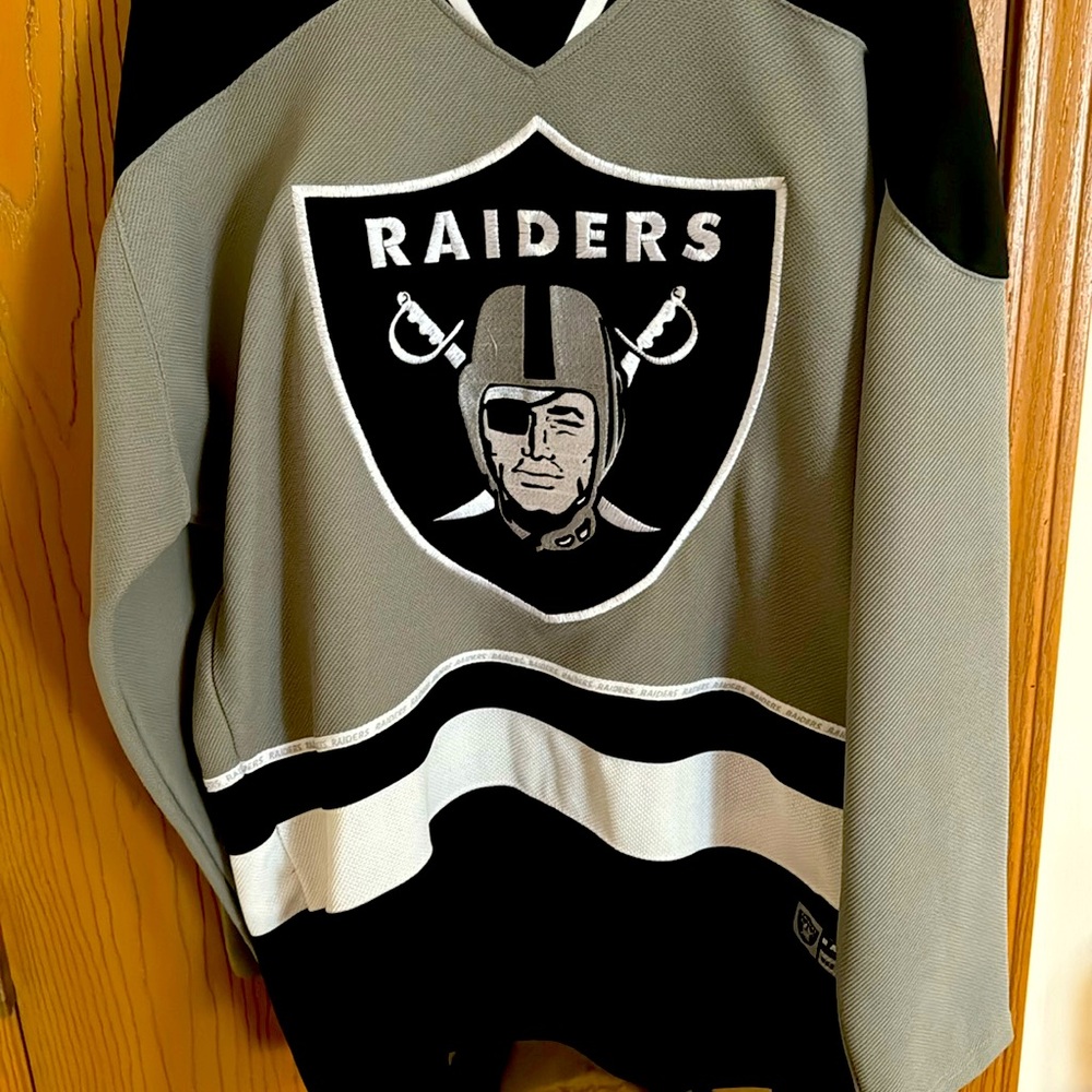 Men’s large raider hockey style jersey
